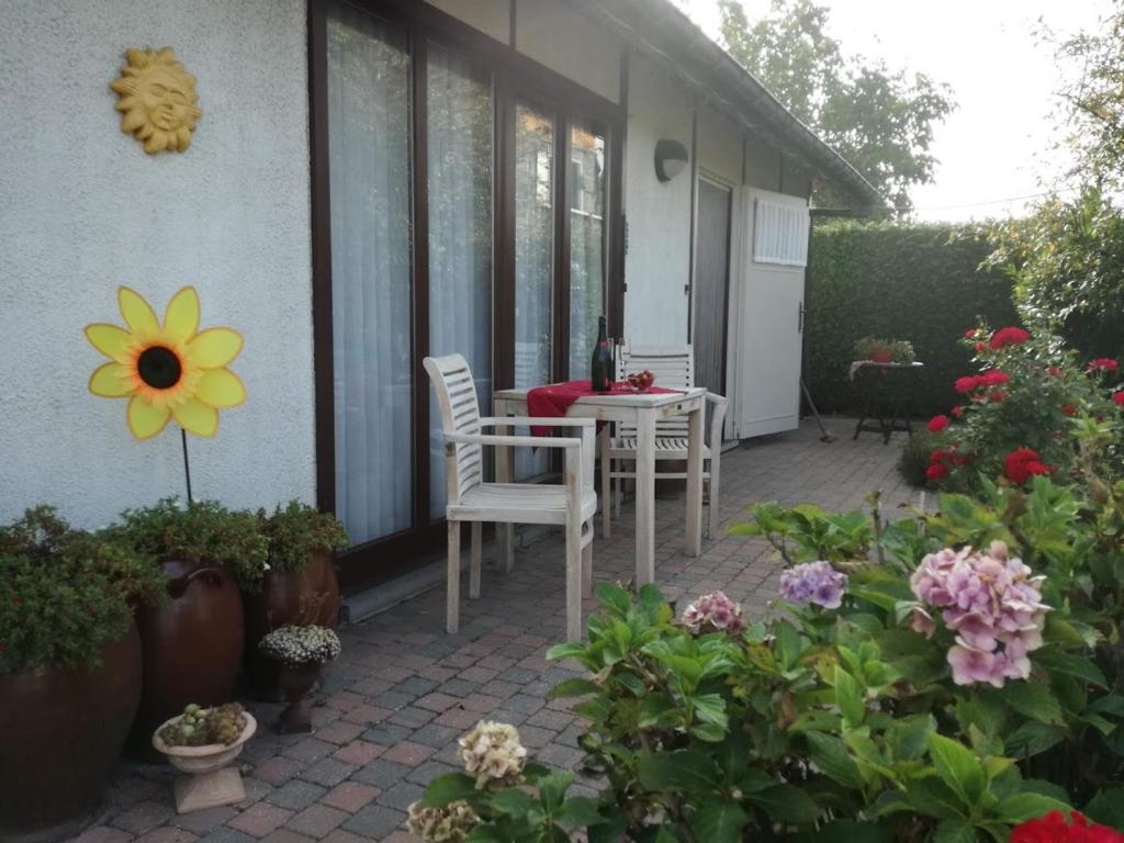 海斯特奥普登贝尔赫德尊住宿加早餐旅馆的庭院配有桌椅和鲜花