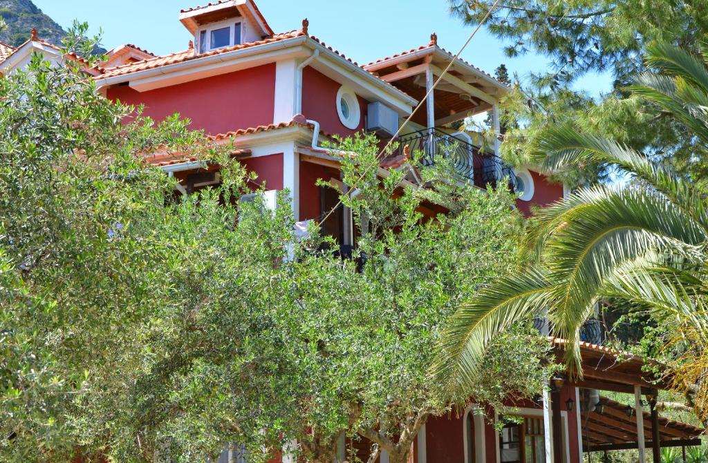 瓦西里科斯扎金索斯丽城一室公寓的前面有树木的红房子