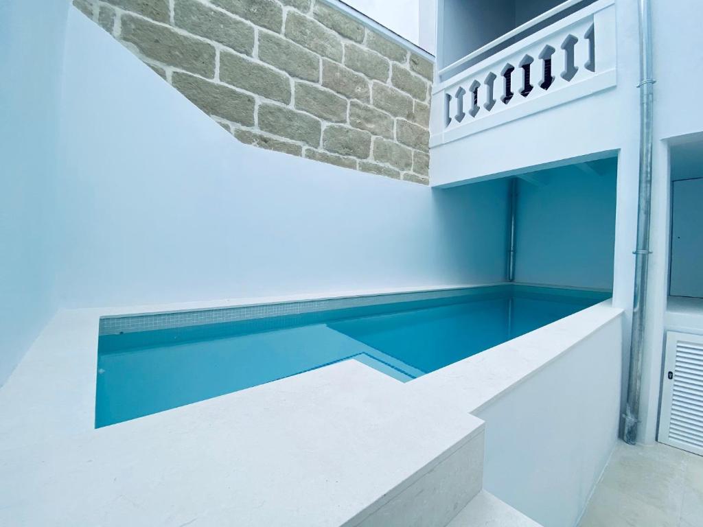 马翁Hotel Casa Miranda - Adults Only的一座砖墙房子中的游泳池