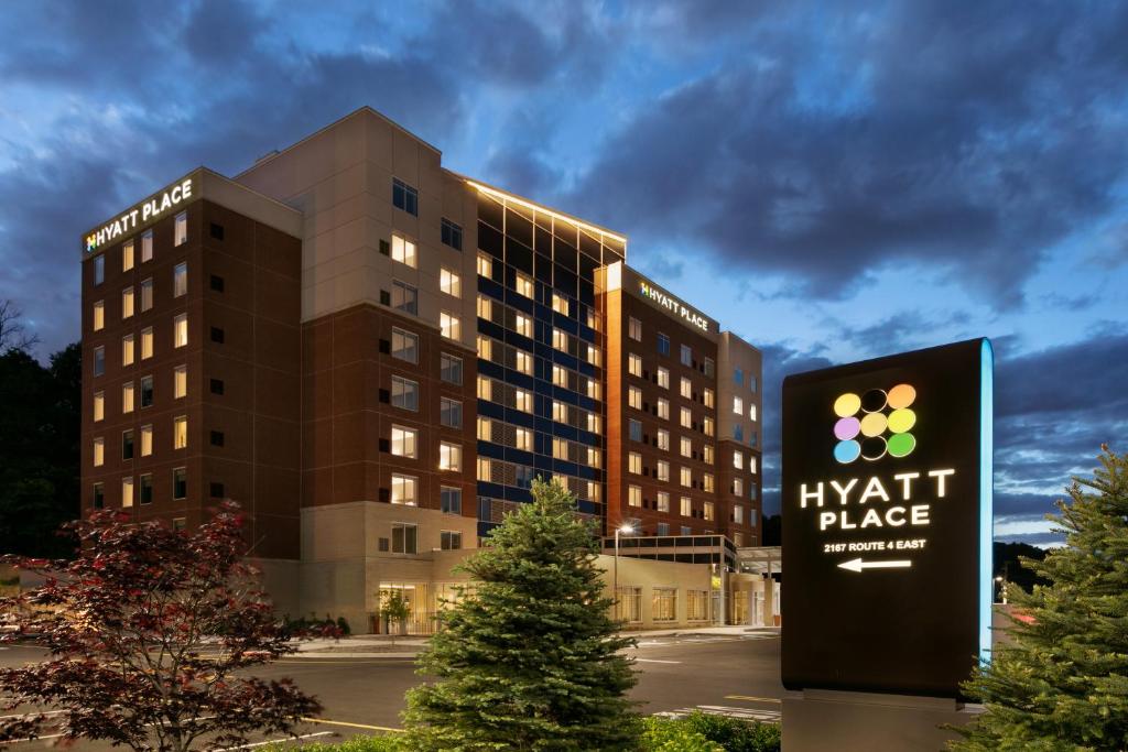 利堡Hyatt Place Fort Lee/George Washington Bridge的建筑前的一处安息地标志