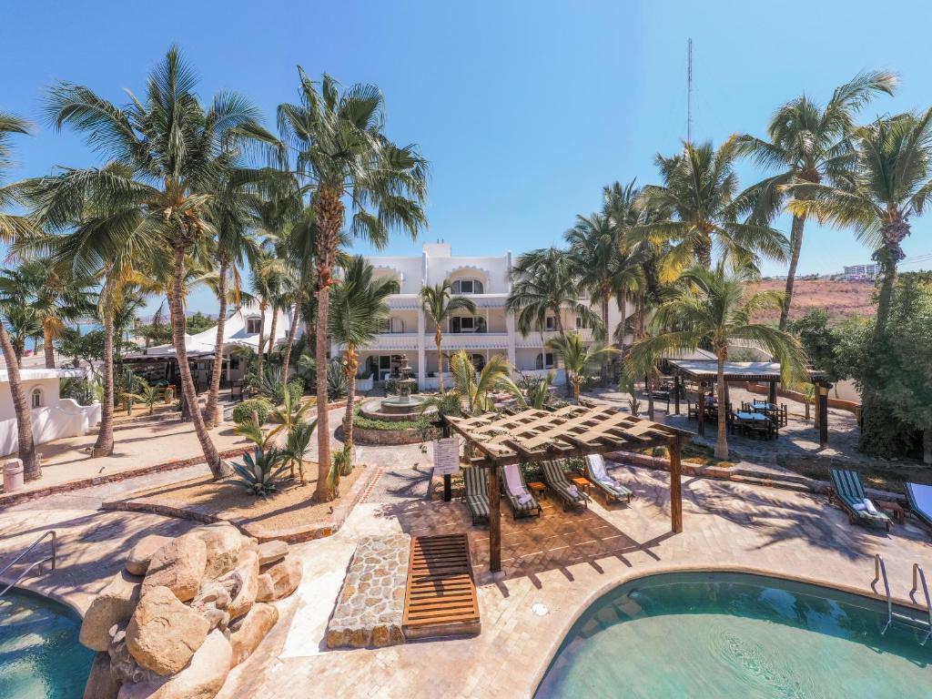 拉巴斯Hotel & Suites El Moro的享有度假村的空中景致,设有游泳池和棕榈树