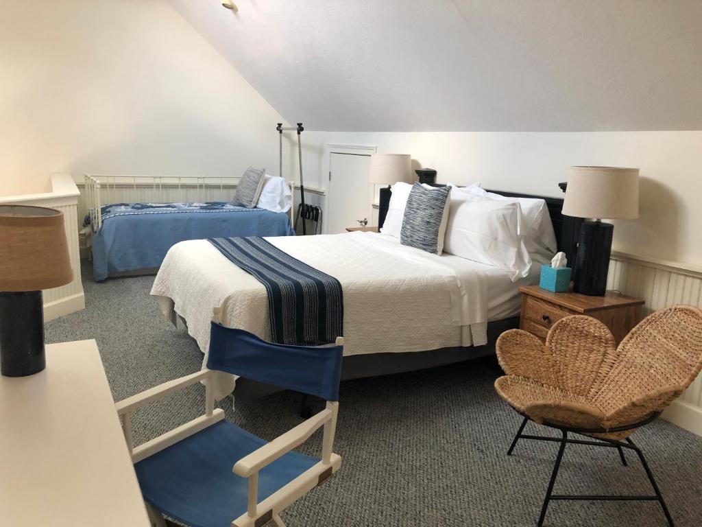 普廷贝Chapman House的一间卧室配有一张床和一张蓝色椅子