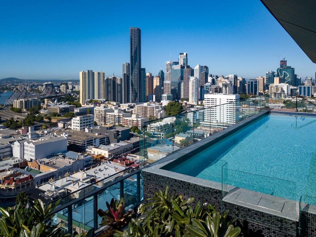 布里斯班Fortitude Valley Apartments by CLLIX的享有城市天际线美景,设有游泳池