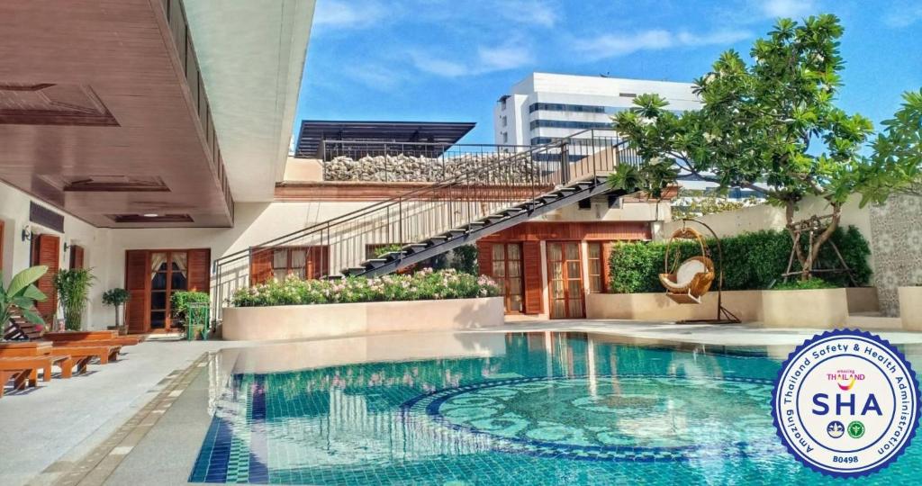 曼谷長榮桂冠酒店（曼谷）的大楼前的游泳池