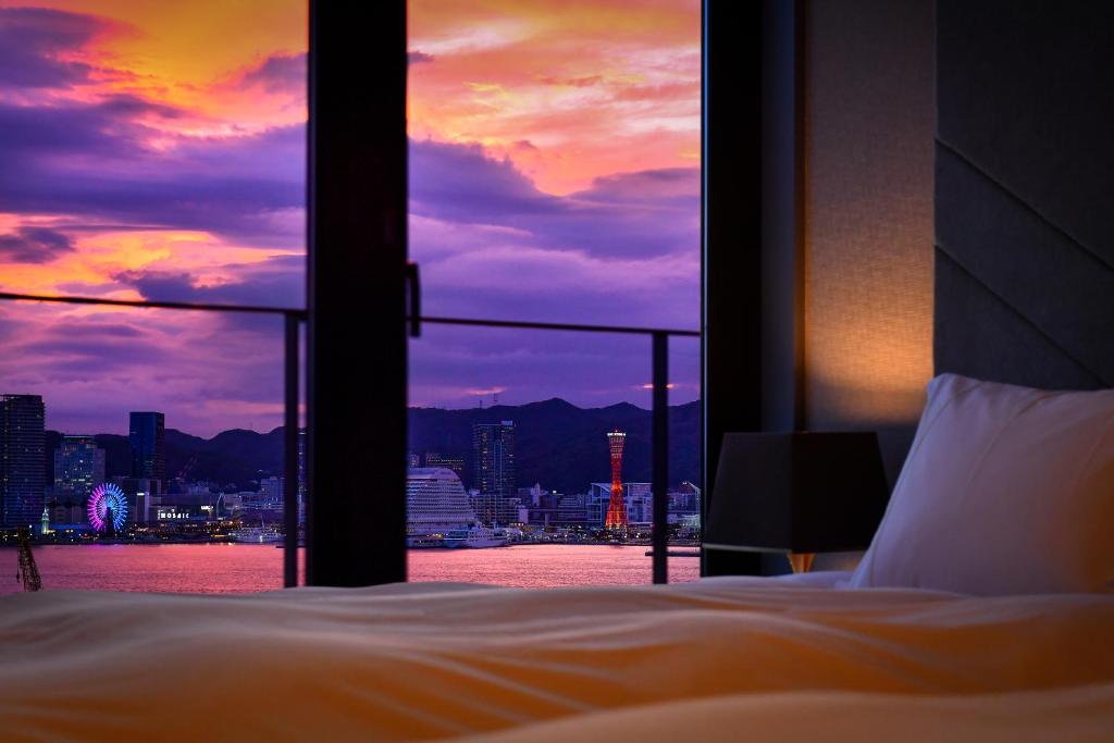 神户Centurion Hotel&Spa Vintage Kobe的享有城市天际线景致的卧室