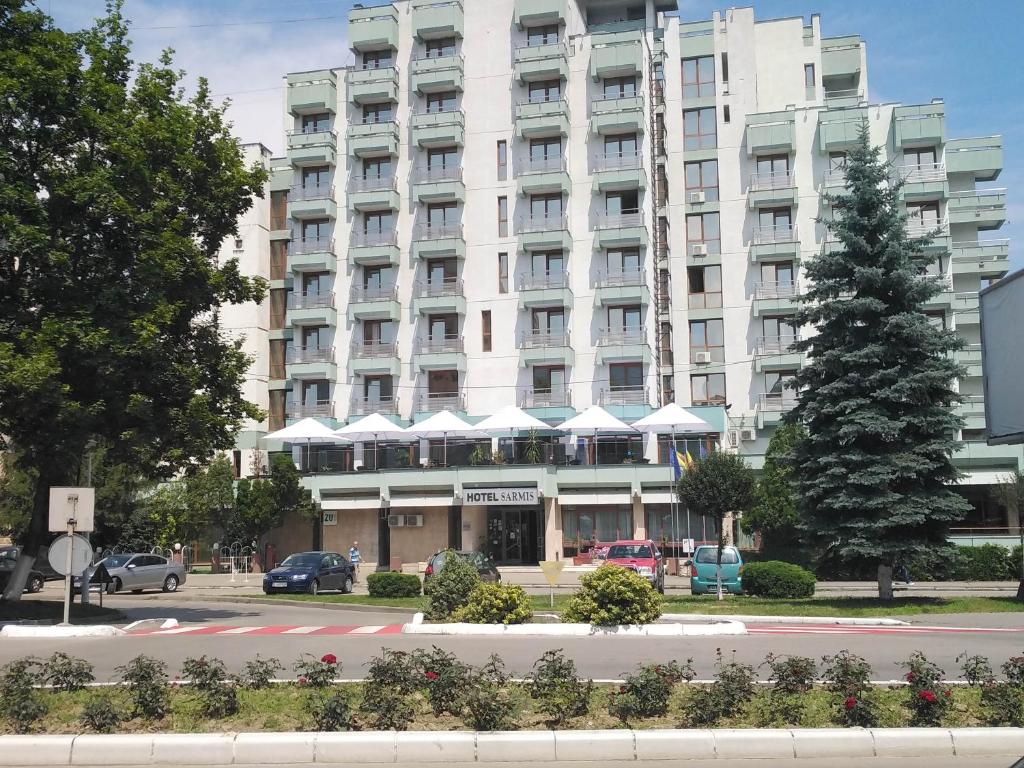 德瓦萨尔米斯酒店的前面有一棵树的白色大建筑