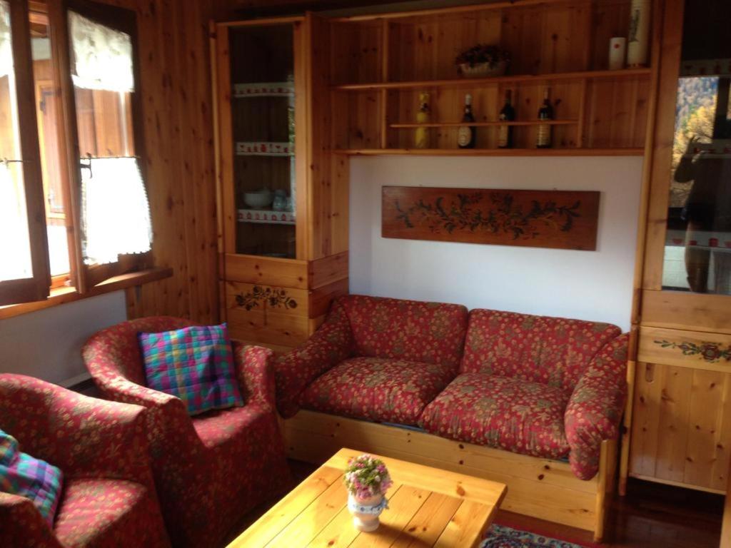 佛加里达Nevi Apartment的客厅配有两张红色的沙发和一张木桌