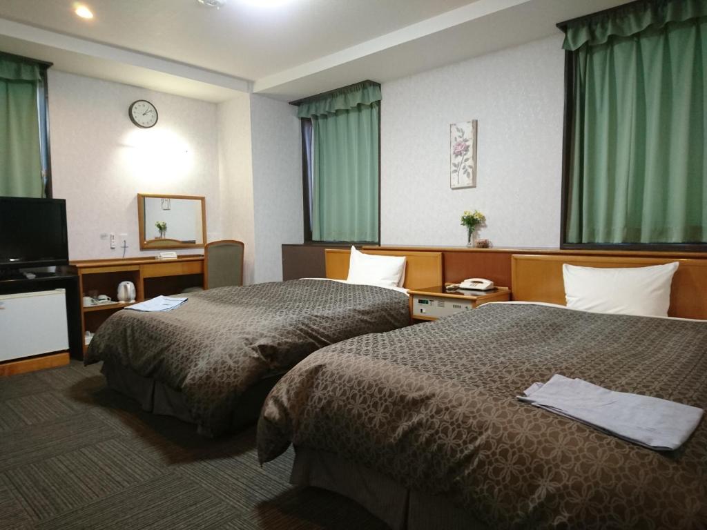 松山终端酒店客房内的一张或多张床位