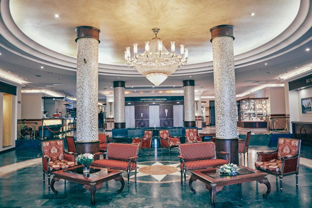 雅罗斯拉夫尔环形高级酒店的酒店大堂设有椅子和吊灯。