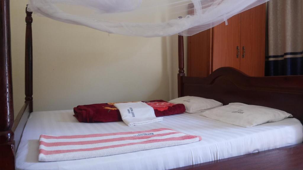 MoyoLeam Guesthouse的床上有两条毛巾