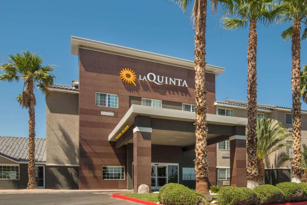 拉斯维加斯La Quinta Inn & Suites by Wyndham Las Vegas Nellis的一座楼前有棕榈树的酒店