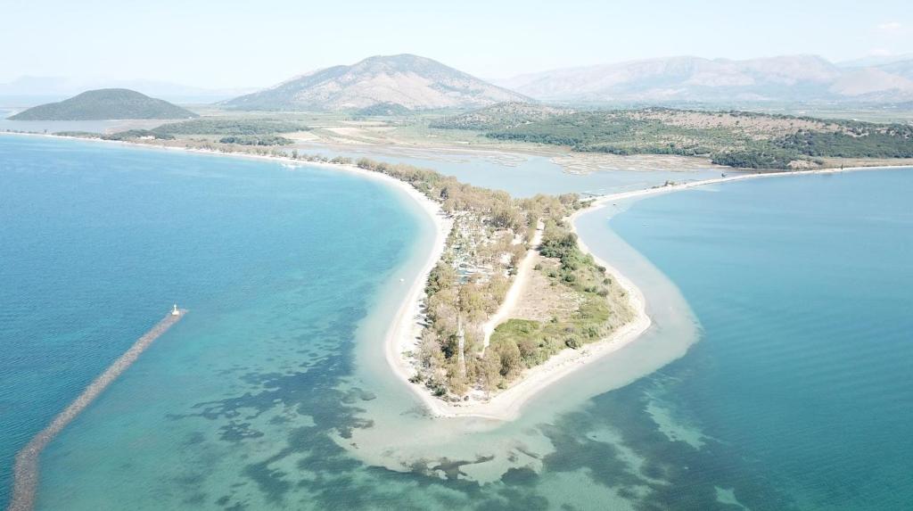 伊古迈尼察Camping Drepanos的海洋岛屿的空中景观