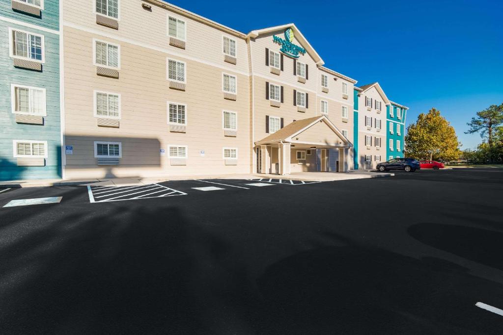 查尔斯顿WoodSpring Suites | North Charleston Airport I-526的大楼前的一个空停车位