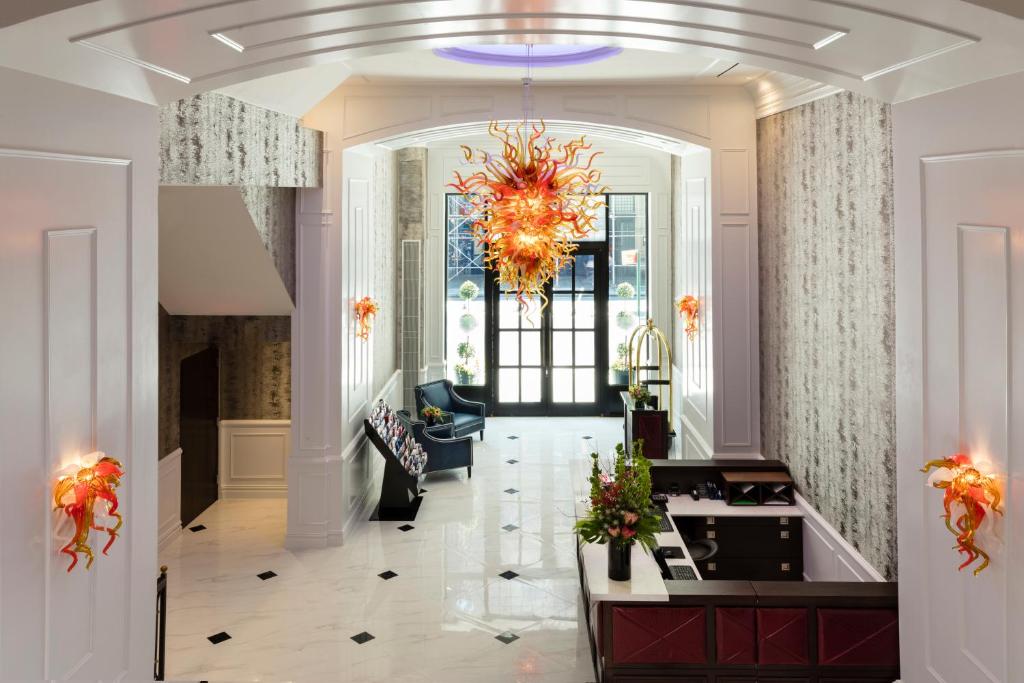 纽约百老汇广场酒店的一间带吊灯和走廊的客厅
