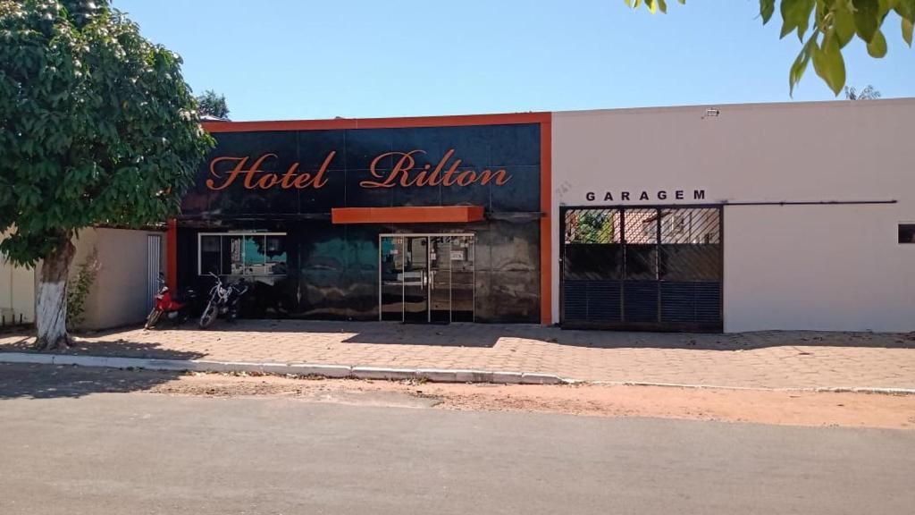 卡罗莱纳Hotel Rilton的带有酒店插图的标志的酒店大楼