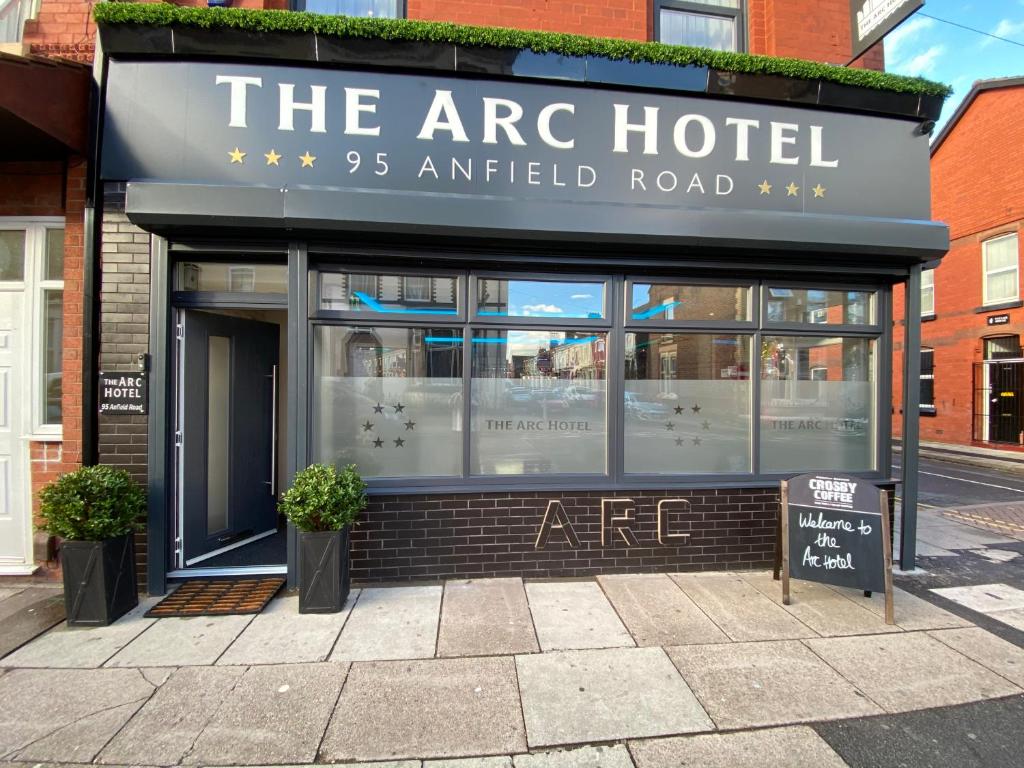 利物浦The Arc Hotel的前面有标志的街道上的弧形酒店