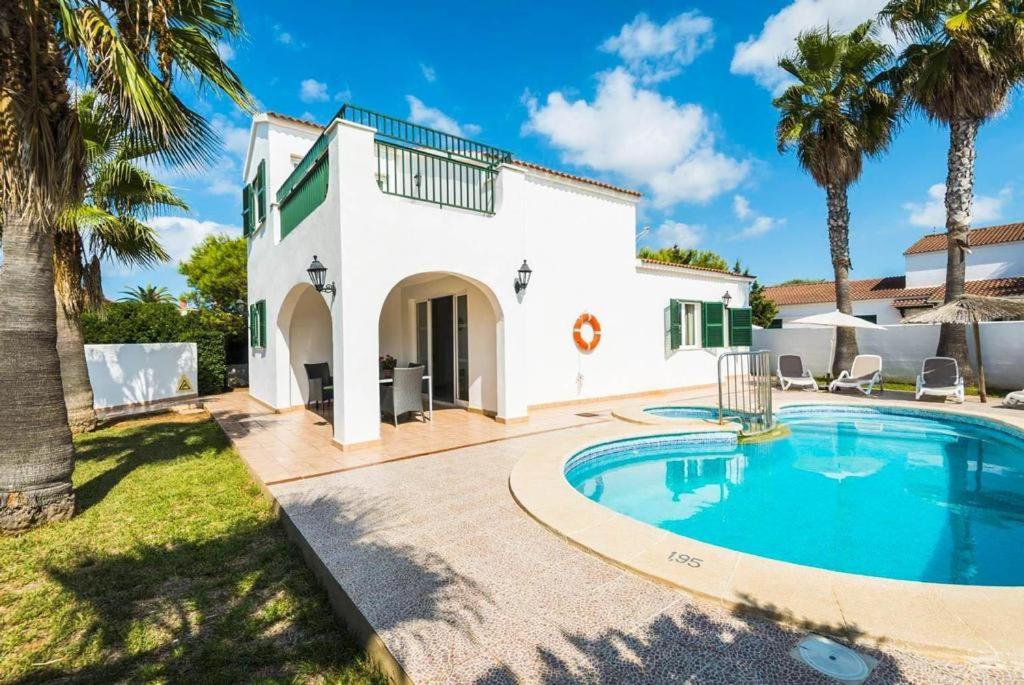 卡拉恩弗卡特Villa INGRID的一座别墅,设有游泳池和棕榈树
