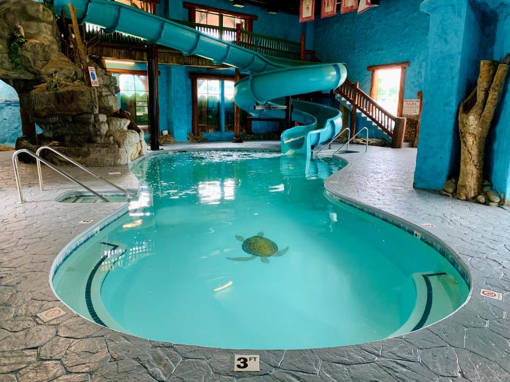 鸽子谷Riverchase Lodge的水上公园里一个带滑梯的游泳池