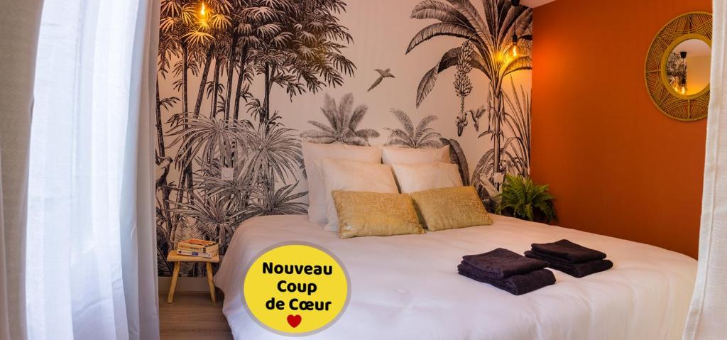 洛里昂Appartement La Madeleine的一张有标志的床,上面写着“新月夏令营”很酷