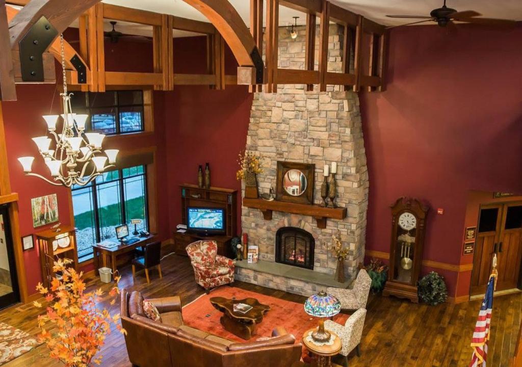 大急流城Timberlake Lodge的客厅设有石制壁炉和沙发。