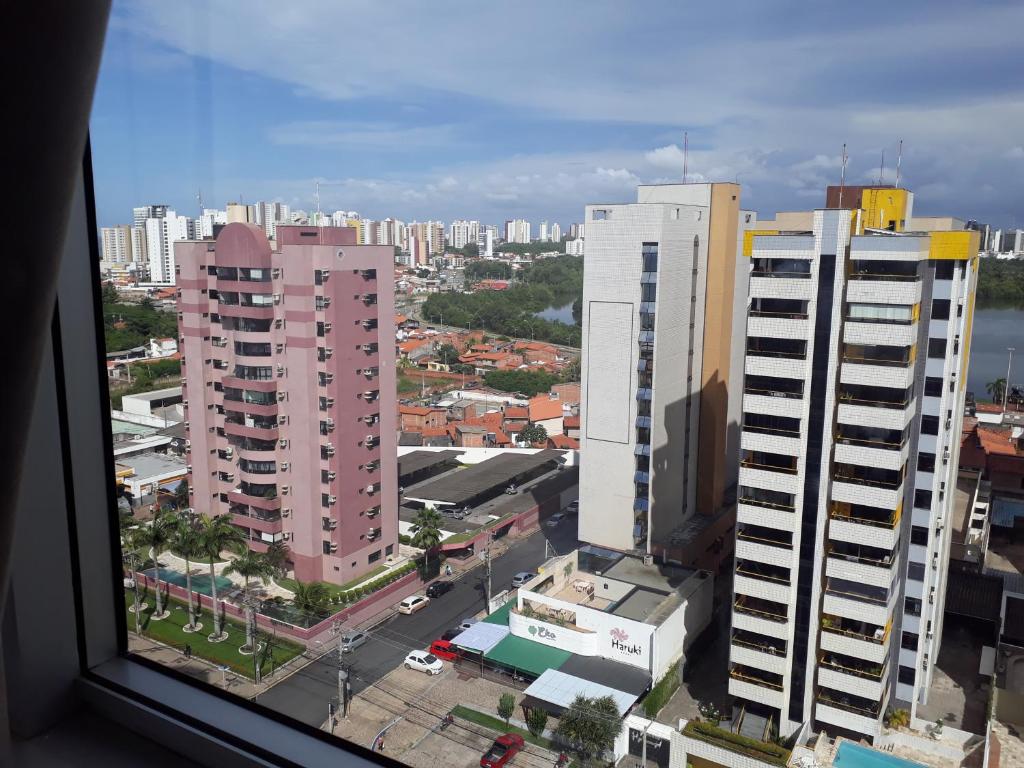 圣路易斯Silva Hospedagem的从城市窗户欣赏高楼美景