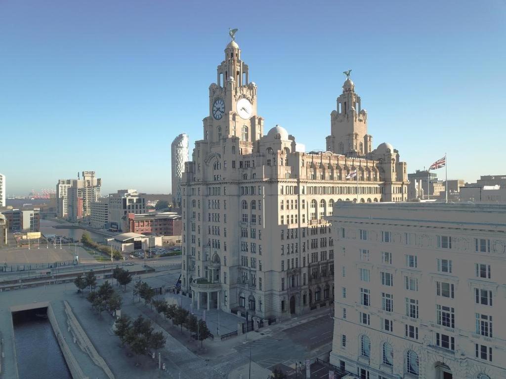 利物浦Excelsior Apartments - Liverpool的一座大型建筑,上面有一个钟楼