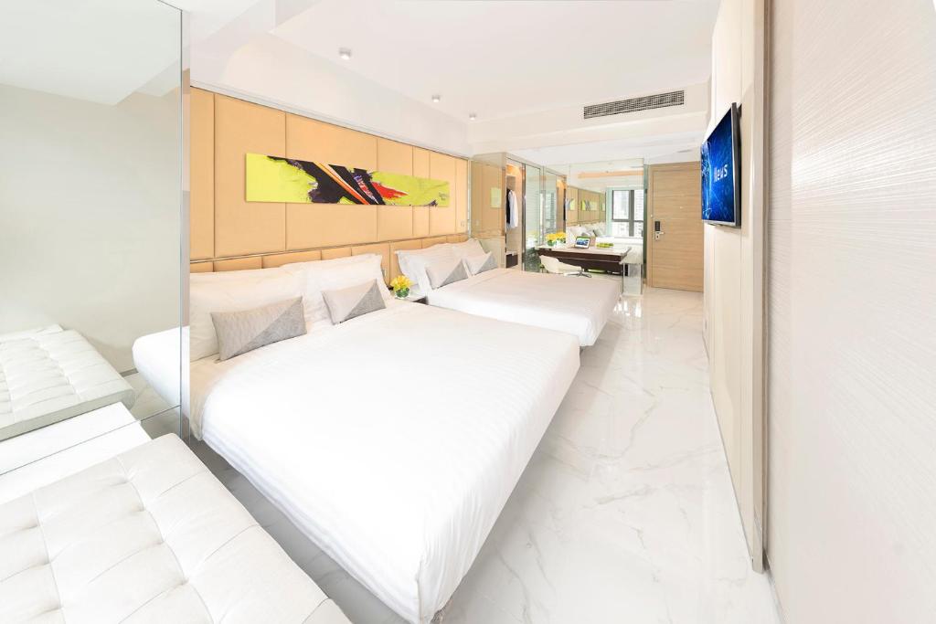 香港富荟尚乘上环酒店的一间酒店客房,设有两张床和电视