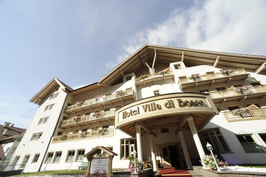 泰塞罗维拉迪博斯科康体酒店的一座酒店大楼,上面有读酒店村的书签