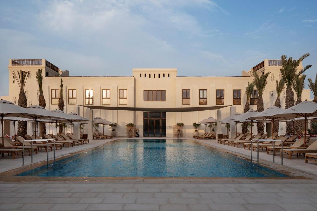 斯代博克Kedma by Isrotel Design的大楼前设有游泳池的酒店