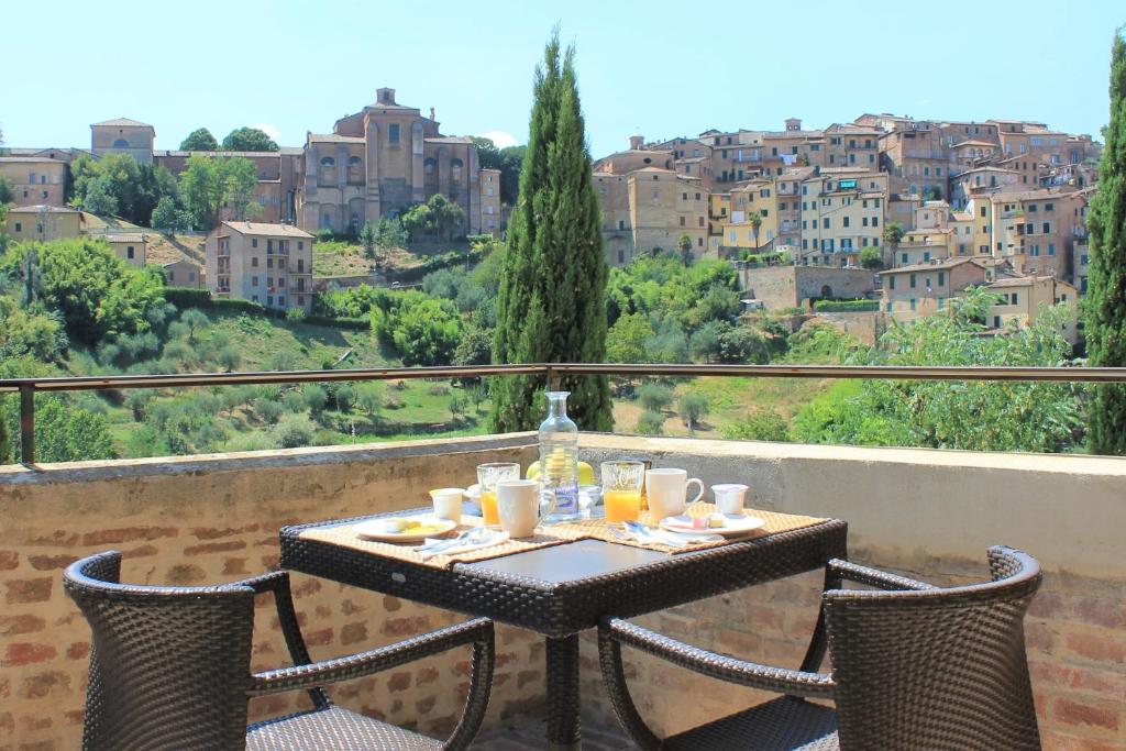 锡耶纳Villa del Sole Siena的美景阳台配有桌椅