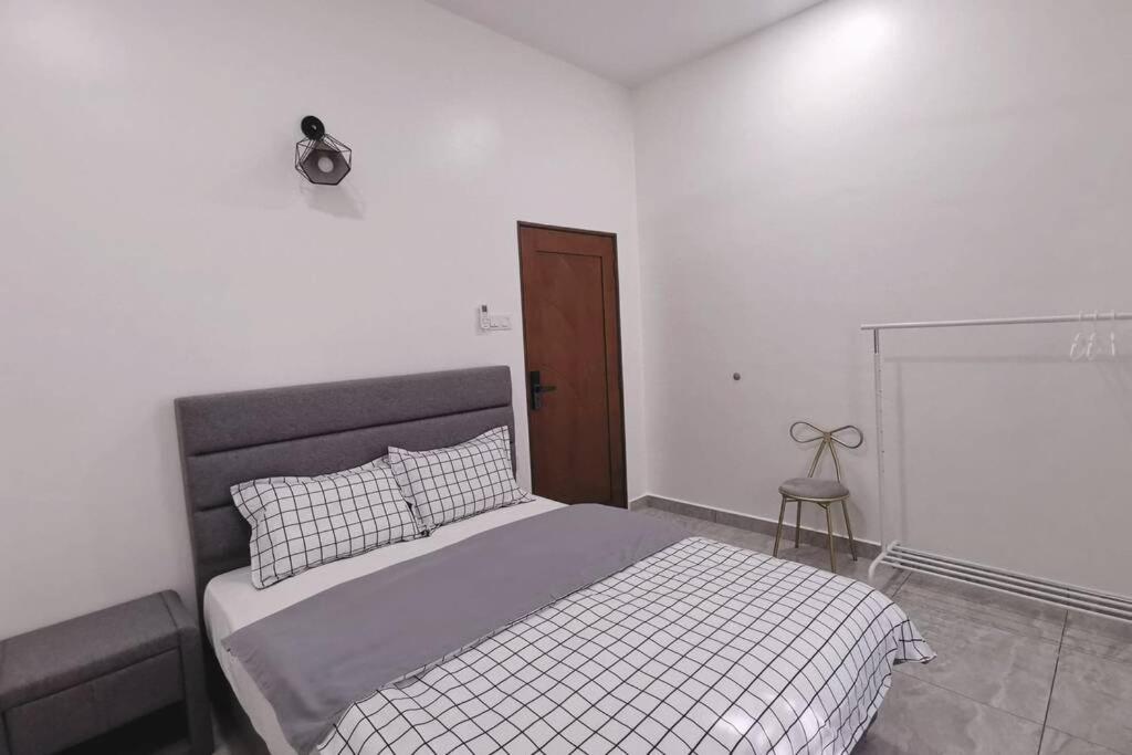 芙蓉Stay Inn Sikamat (Seremban Homestay)的白色卧室,配有一张带灰色床头板的床