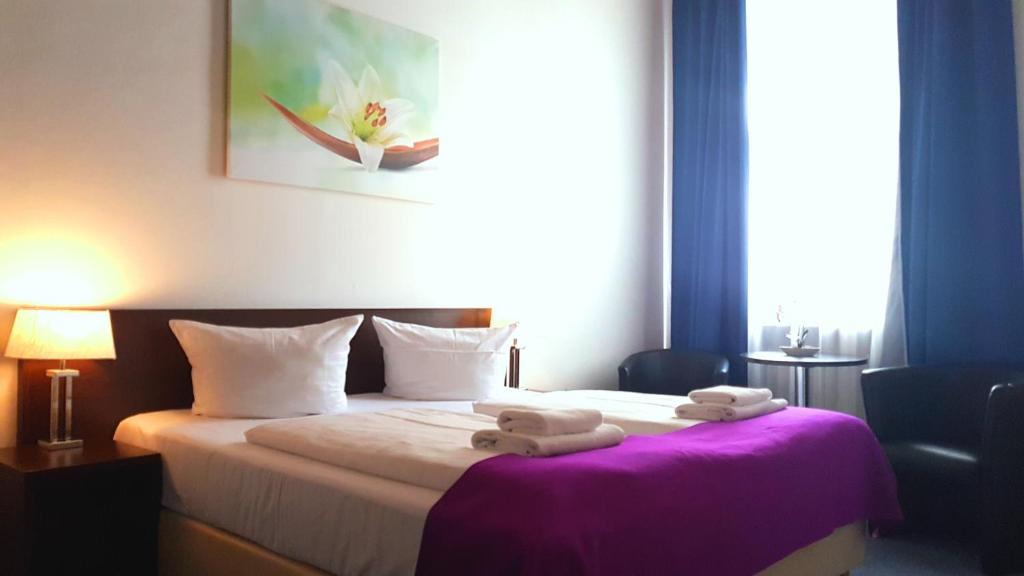 柏林玛格丽特膳食公寓式酒店的酒店客房,配有带毛巾的床