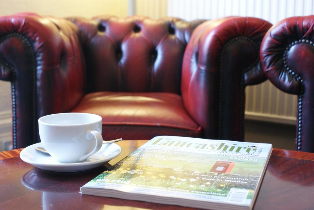 绍斯波特阿德尔菲旅馆的咖啡杯、桌上的书籍、咖啡杯和报纸