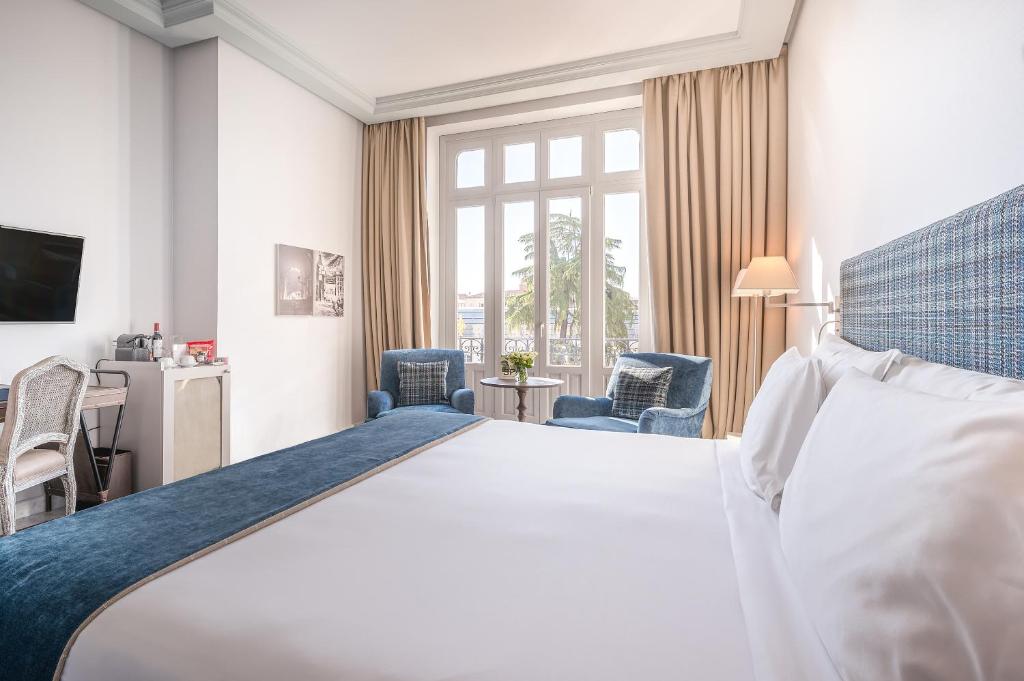 马德里URSO Hotel & Spa, a Small Luxury Hotel of the World的一间设有大床和窗户的酒店客房
