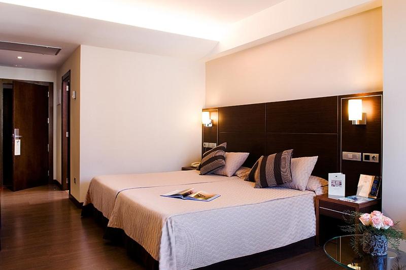 维戈维戈科亚酒店的一间卧室,卧室内配有一张大床
