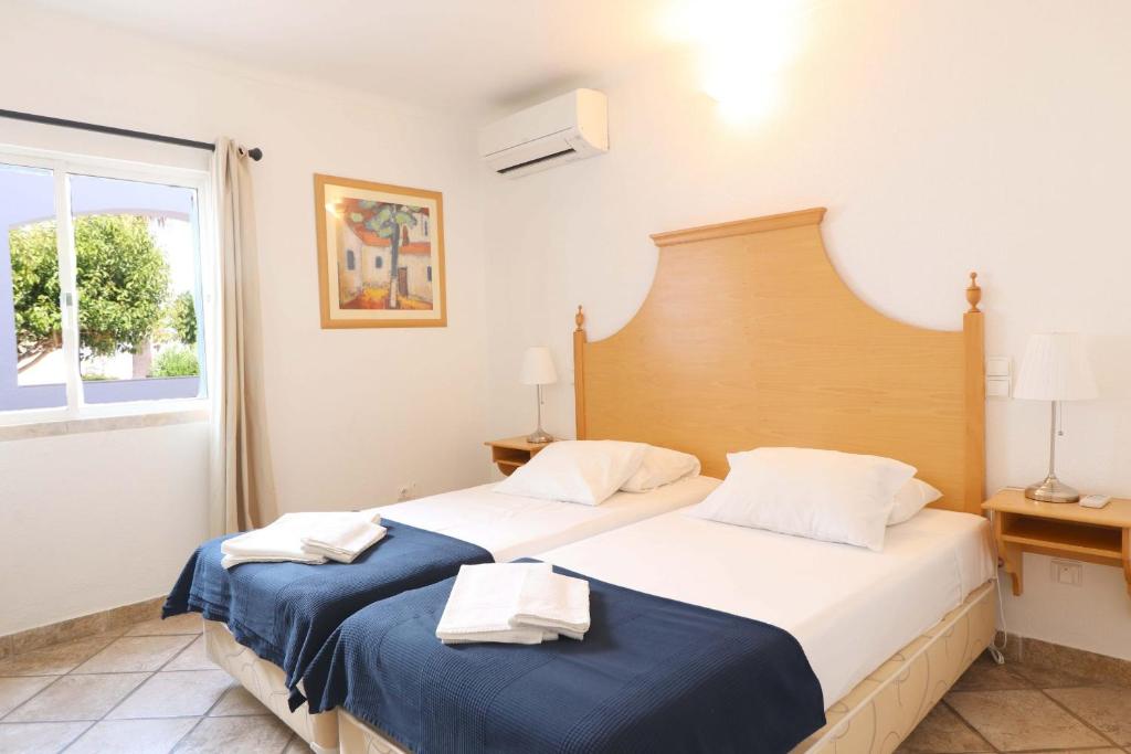阿尔布费拉Windmill Hill的一间卧室设有两张床和窗户。