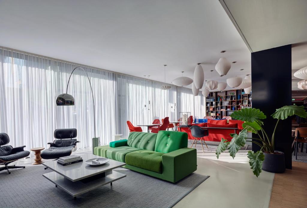阿姆斯特丹南阿姆斯特丹M公民酒店的客厅配有绿色沙发和椅子