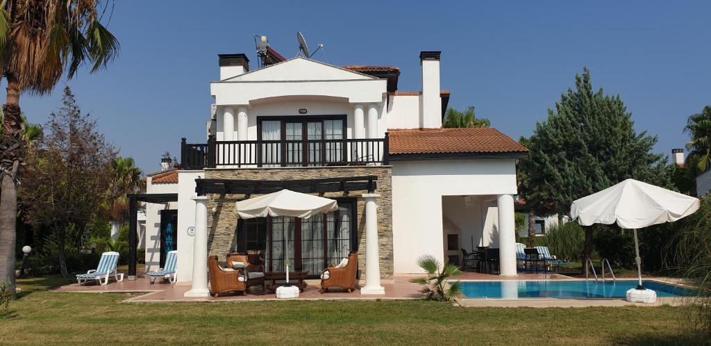 贝莱克Antalya belek private villa private pool private beach 3 bedrooms close to land of legends的一座房子前面设有游泳池