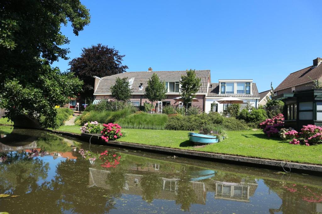 滨海卡特韦克B&B - Pension Het Oude Dorp的运河旁的一排房子
