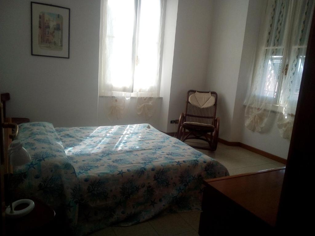 拉瓦尼亚ANTICO BORGO AL MARE的卧室配有床、椅子和窗户。