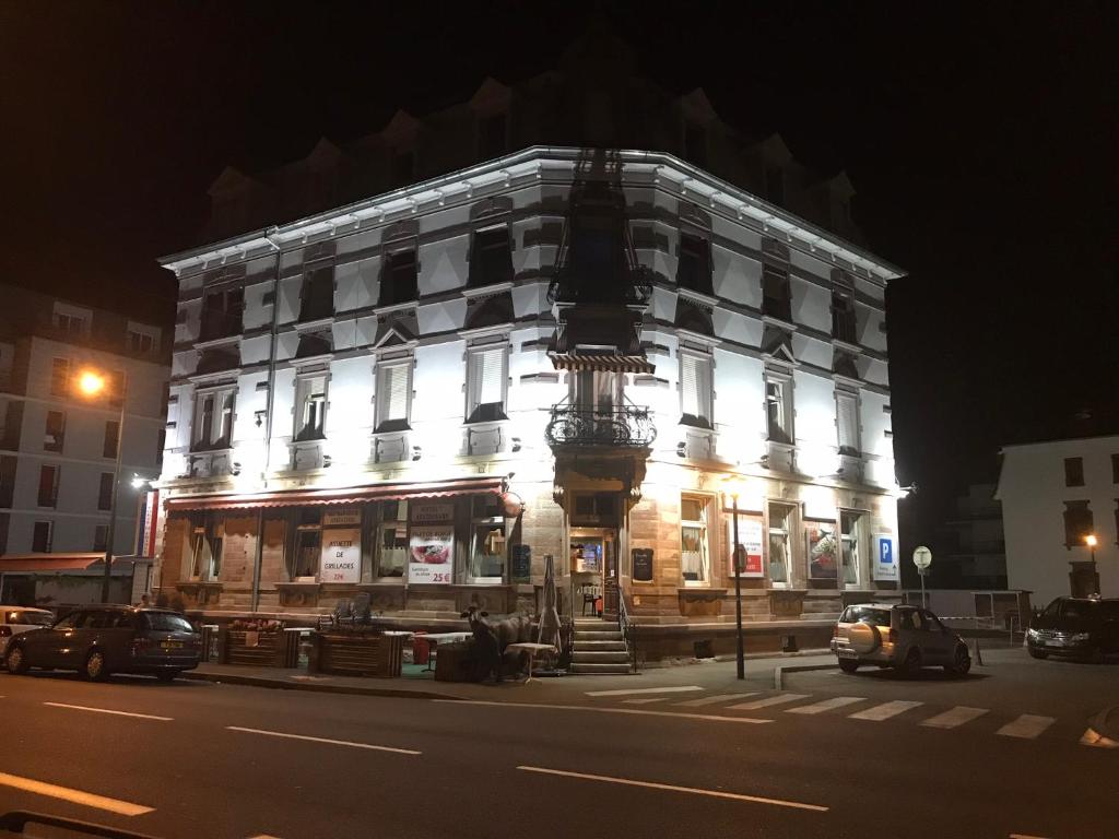 圣路易Studio/Hôtel Porte De France的夜空在城市街道上被点燃的建筑物