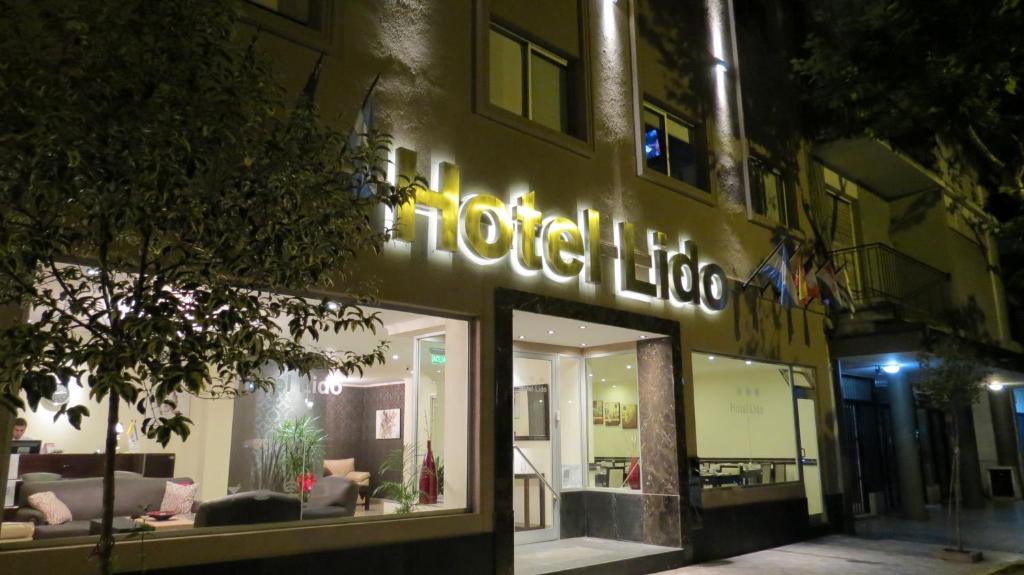 马德普拉塔利都酒店的商店前方有读酒店劳埃德的标志