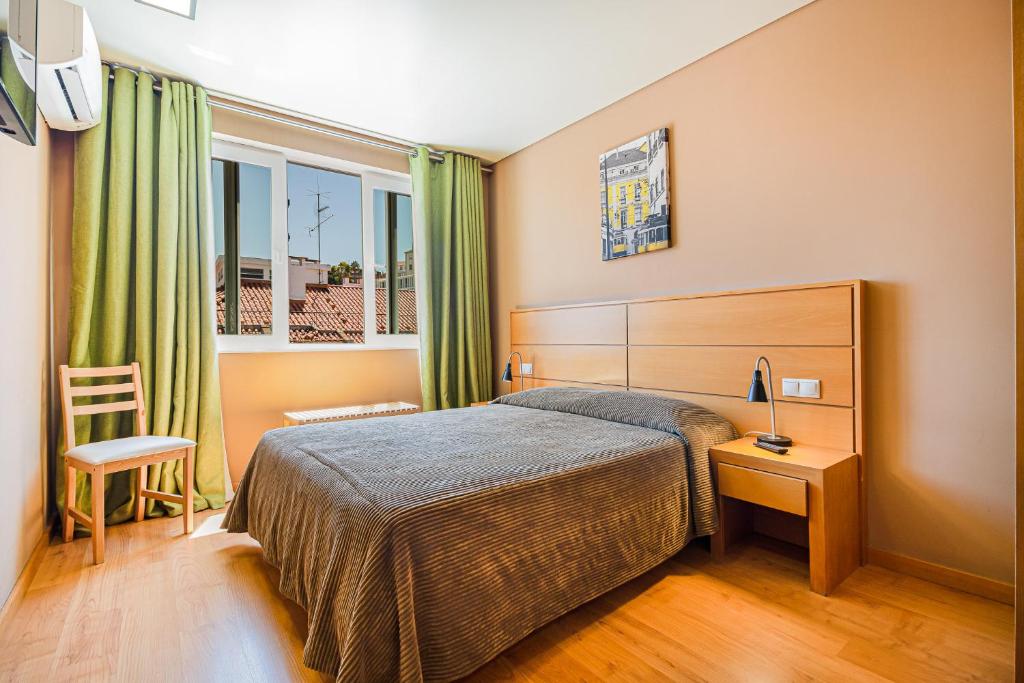 里斯本伯坦尼克酒店的酒店客房设有床和窗户。