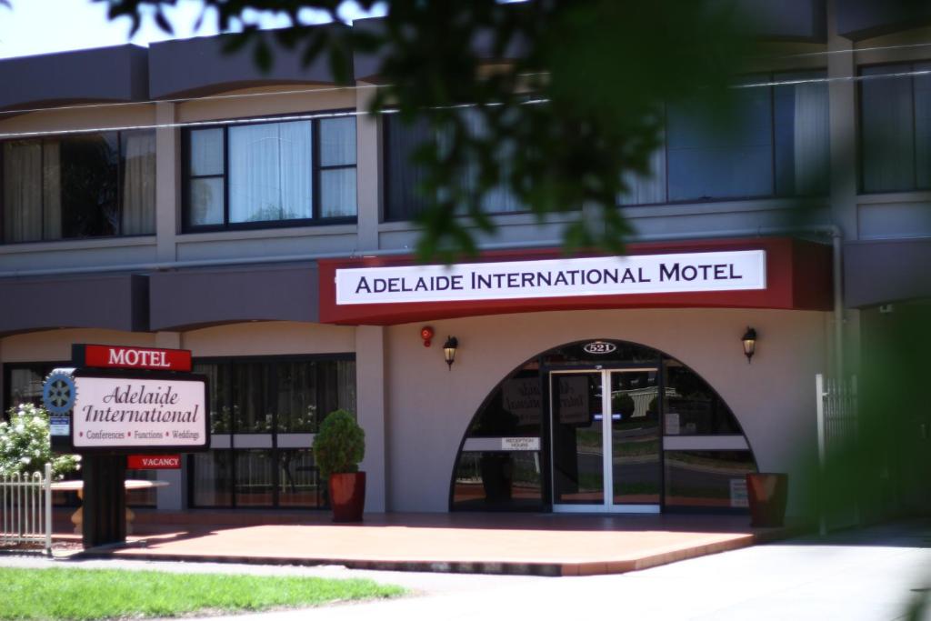 阿德莱德阿德莱德国际汽车旅馆的一座设有安多贝国际医院入口的建筑