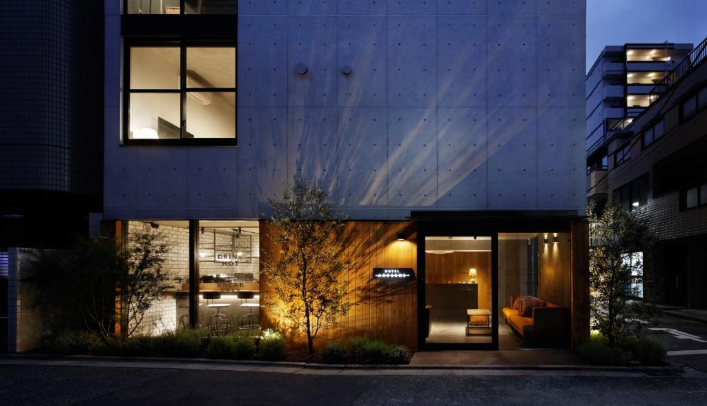 东京Arcsens Tokyo的拥有大型玻璃幕墙的现代房屋