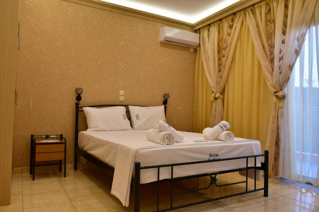 阿普索斯Studios Pantelis Corfu的一间卧室配有带毛巾的床