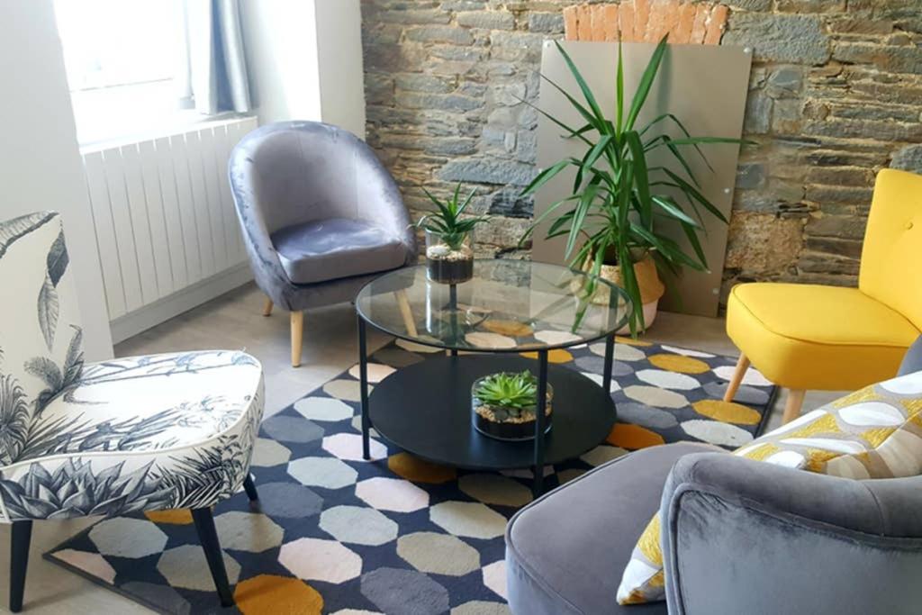 莫尔莱Les Appartements de Viarmes et de Guernisac的客厅配有椅子和茶几