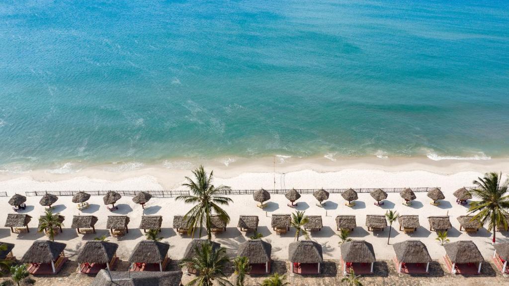 达累斯萨拉姆South Beach Resort的享有海滩的空中景致,配有椅子和海洋