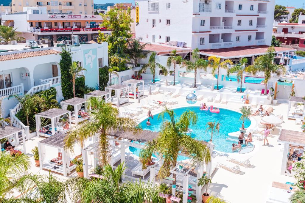 圣安东尼奥湾Beach Star Ibiza的享有度假村游泳池的顶部景致