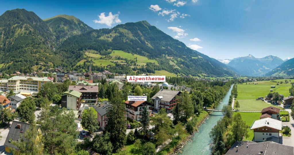 巴特霍夫加施泰因Appartementhaus Lafenthaler mit kostenlosem Eintritt in Alpentherme的一座以河流和山脉为背景的城镇